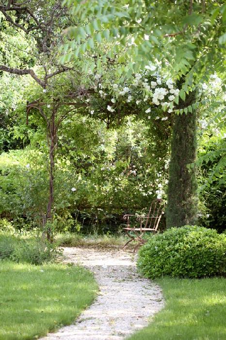 Mas in Luberon, in the heart of a nice village, with garden and swimming pool